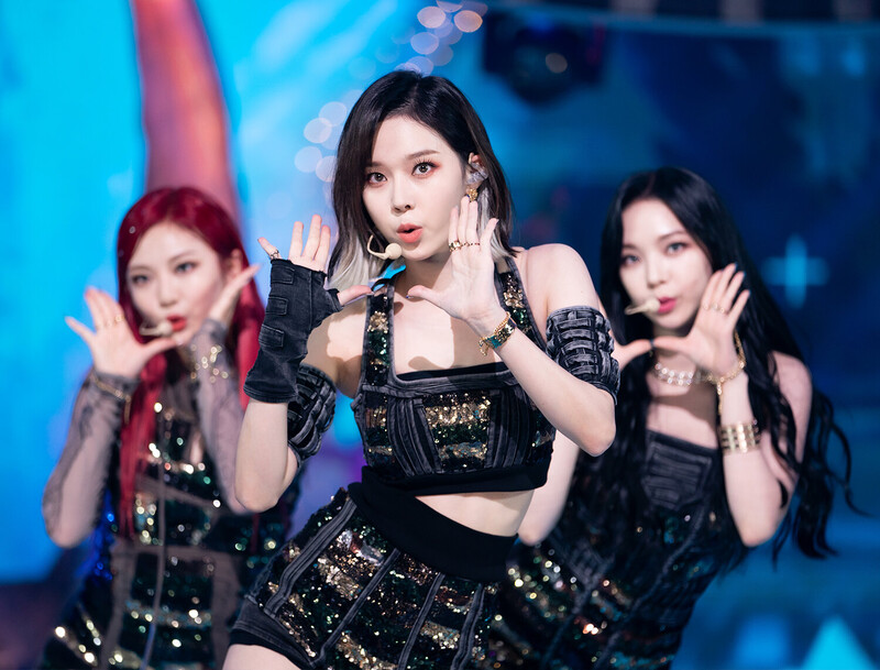 210530 aespa - 'Next Level' at Inkigayo documents 17