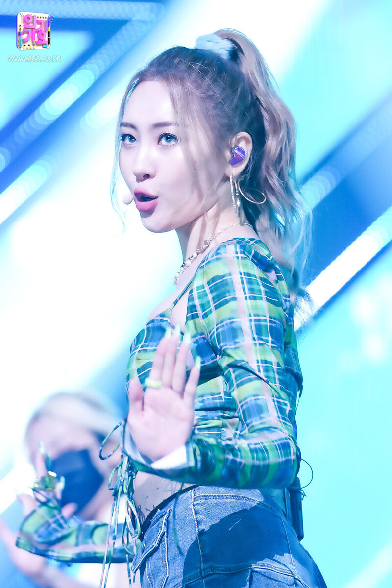 210815 Sunmi - 'You can't sit with us' at Inkigayo documents 2