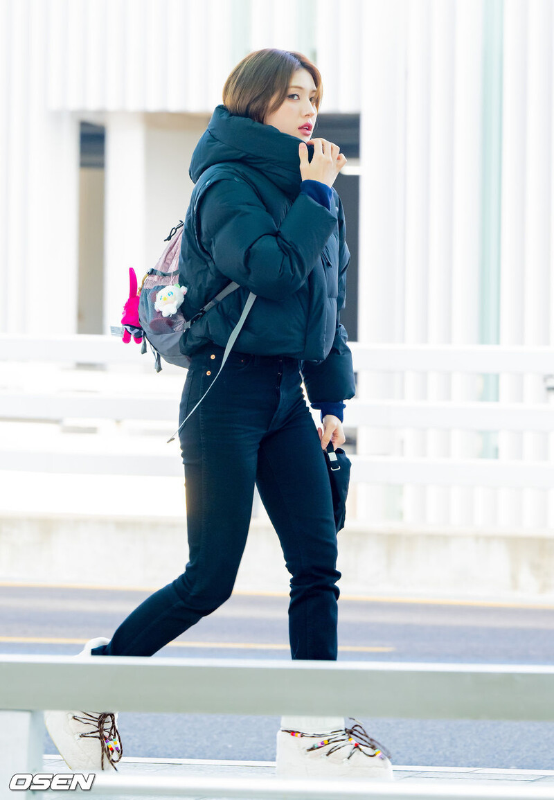 250102 Jeon Somi at Incheon Airport documents 11