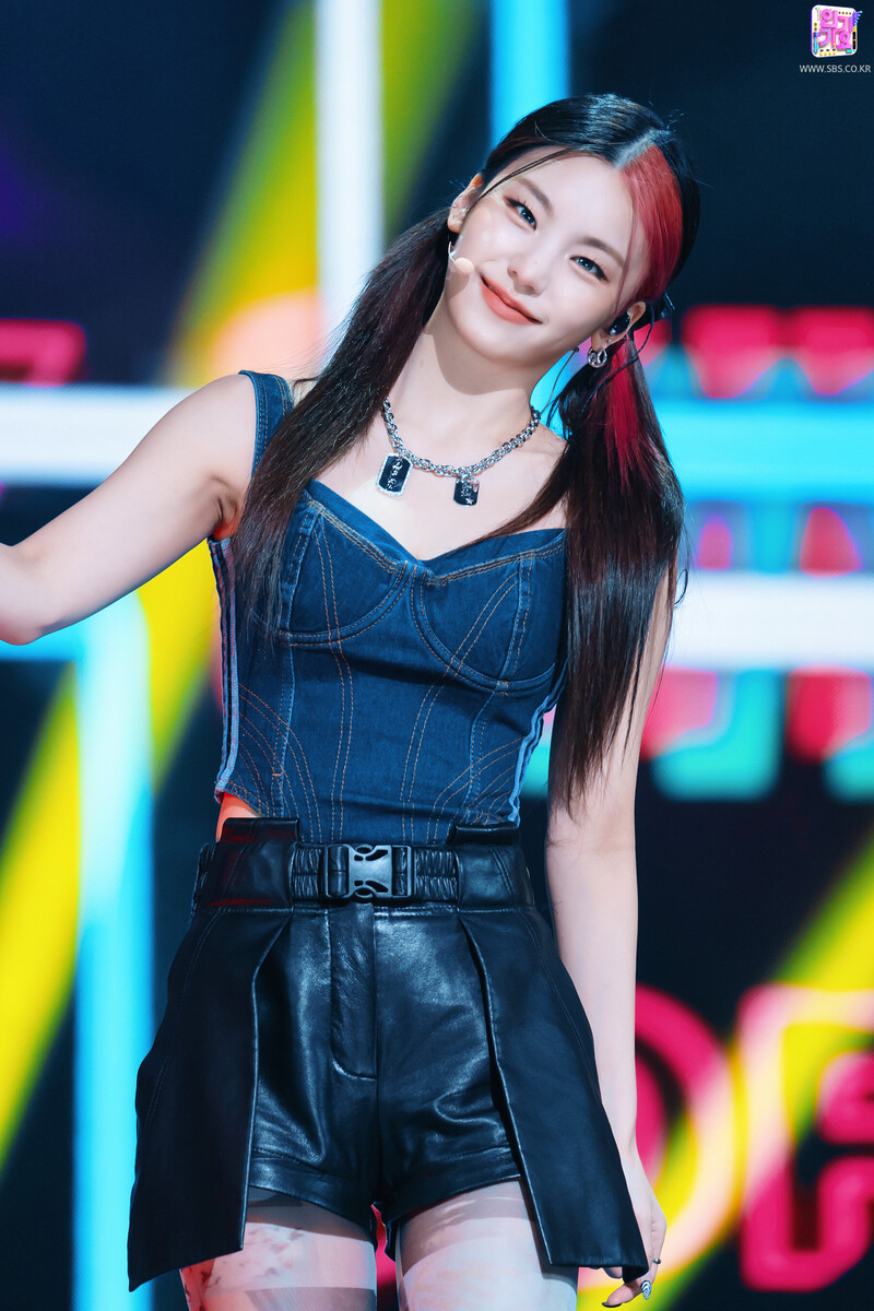 211017 ITZY - 'SWIPE' at Inkigayo documents 18