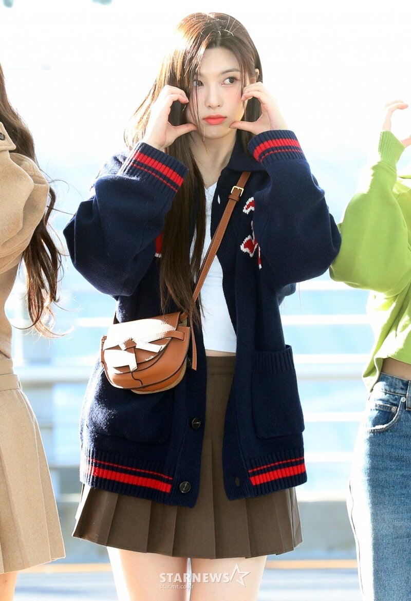 221127 NMIXX Bae at Incheon airport departure to Japan for 2022 MAMA AWARDS documents 3