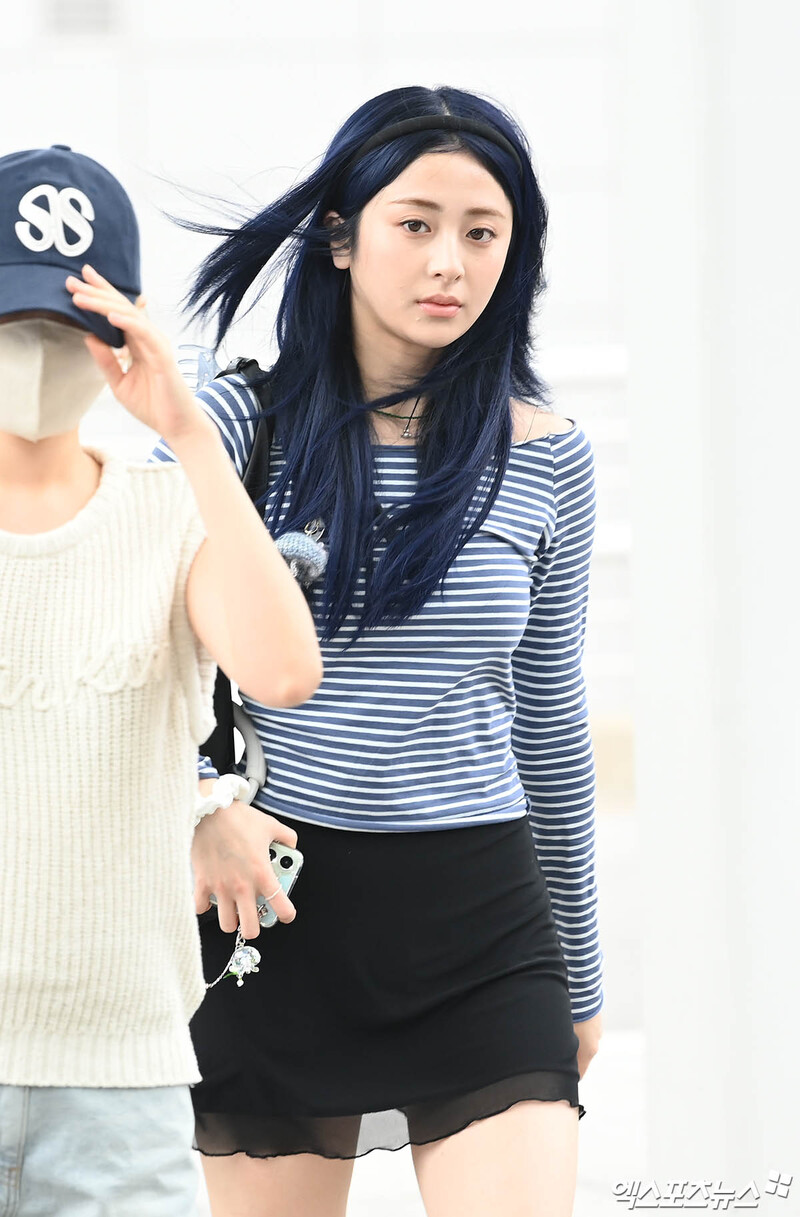 240729 LE SSERAFIM Yunjin at Incheon International Airport documents 5