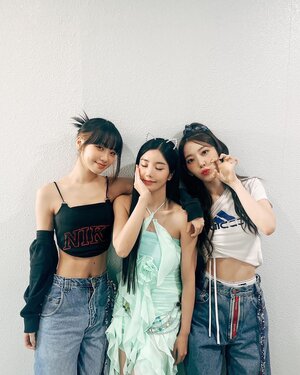 221025 Kwon Eunbi Instagram Update with Chaewon & Sakura