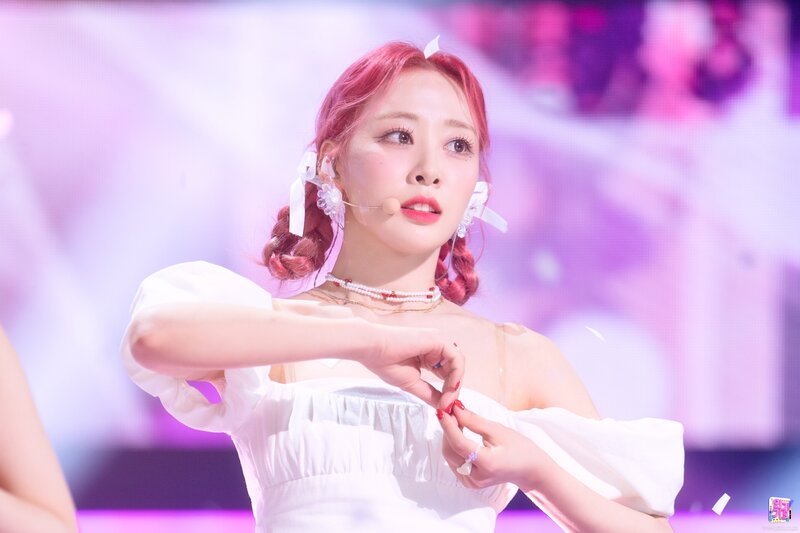220626 LOONA Yves - 'Flip That' at Inkigayo documents 3