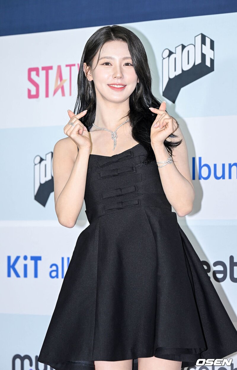 230218 (G)I-DLE Miyeon - 'Circle Chart Music Awards 2022' Red Carpet documents 3