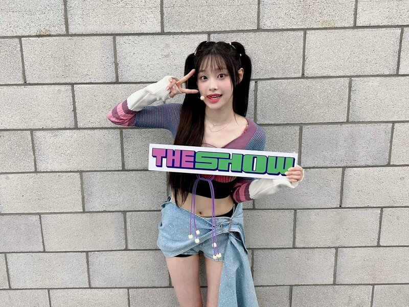 240625 THE SHOW Twitter Update with Chuu documents 2