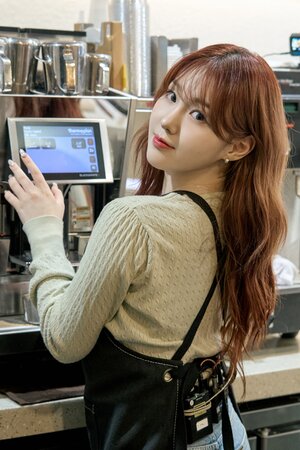 240419 WAKEONE Naver Post - Kep1er Chaehyun - 'Kep1er’s Croffle Cafe' Behind