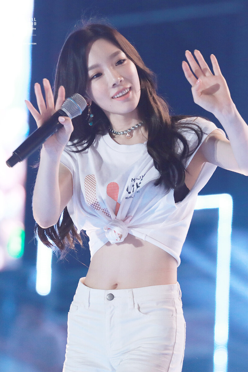 170708 SNSD Taeyeon at SMTOWN in Seoul documents 6