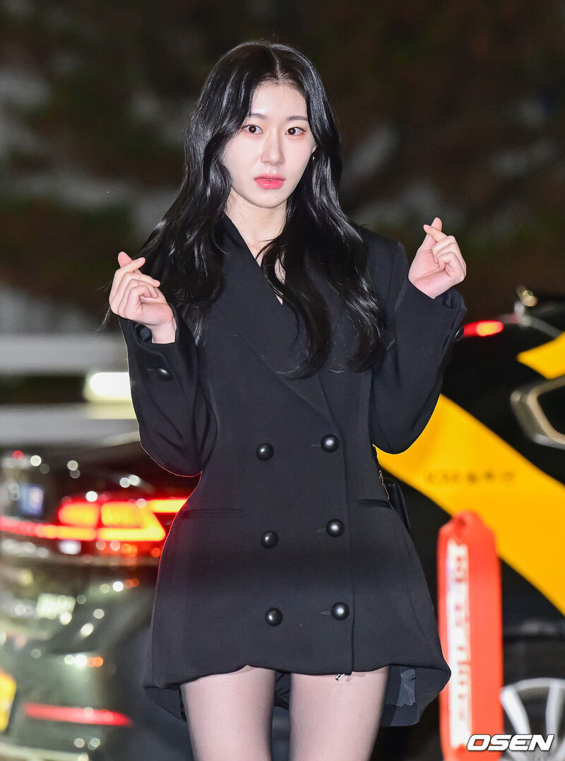 231213 ITZY Chaeryeong at Incheon International Airport documents 3