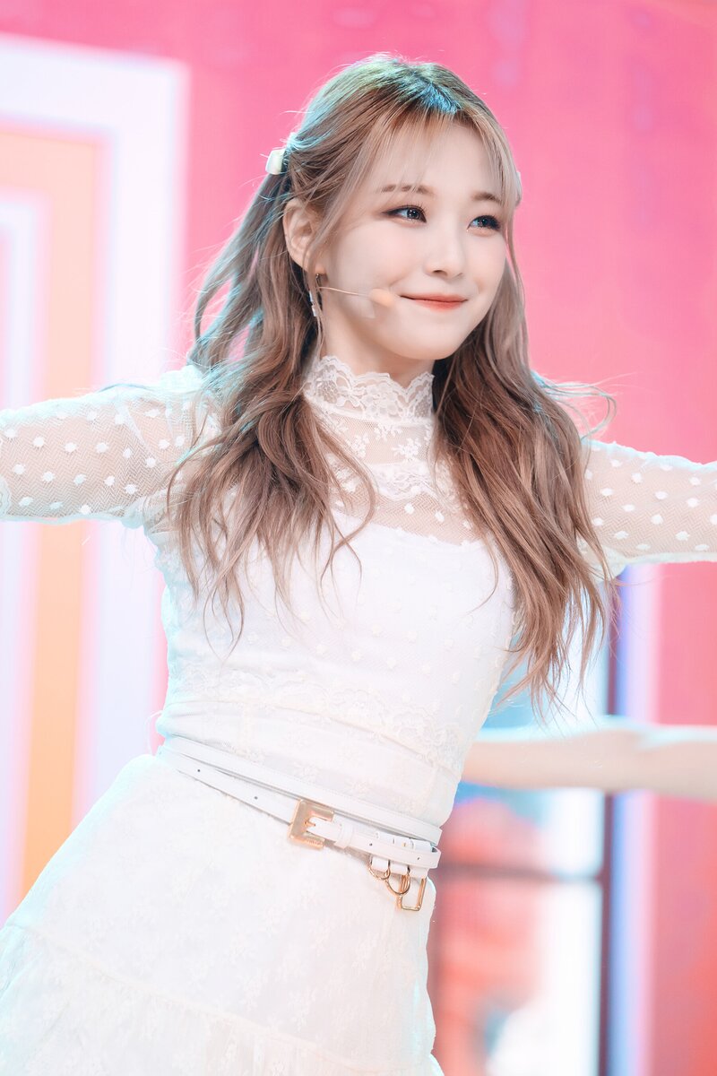 220123 fromis_9 Jiheon - 'DM' at Inkigayo documents 25