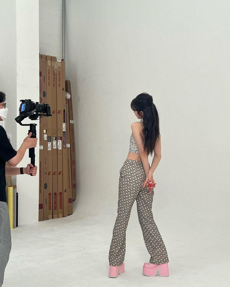 220530 Arin Instagram Update - 'CLARINS x Cosmopolitan' Behind the Scenes Pictorial documents 13