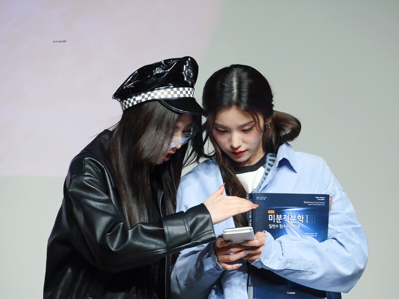 230104 ITZY Yeji & Yuna documents 2