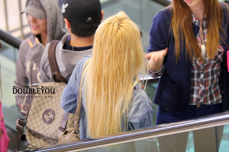 121005 Girls' Generation Hyoyeon at Gimpo Airport documents 3