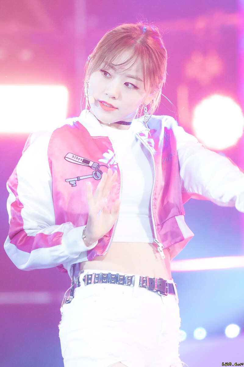 181123 Weki Meki Lua at MBN Hero Concert documents 2