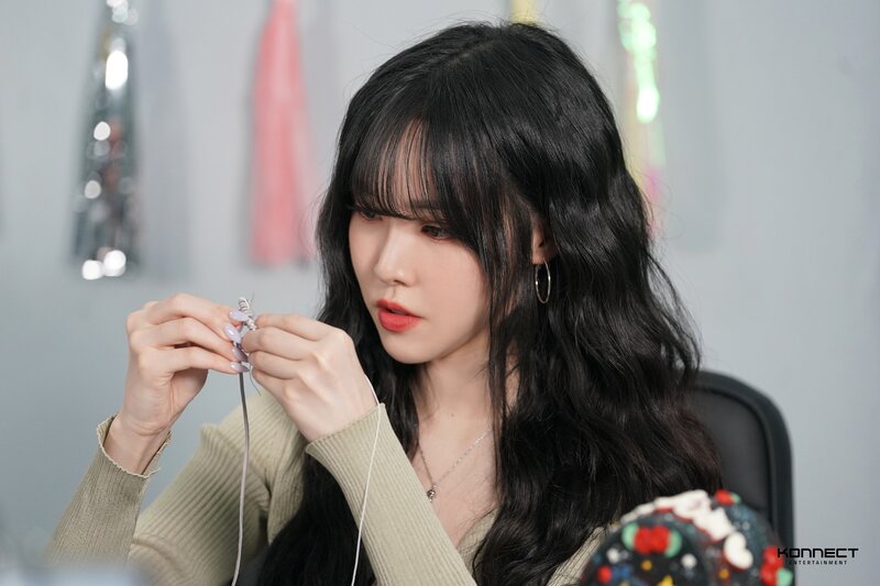 220511 Konnect Entertainment - Yuju at 100th Day Celebration Behind the Scenes documents 5