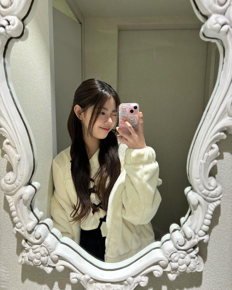 240204 UNIS Instagram Update - Yoona documents 1