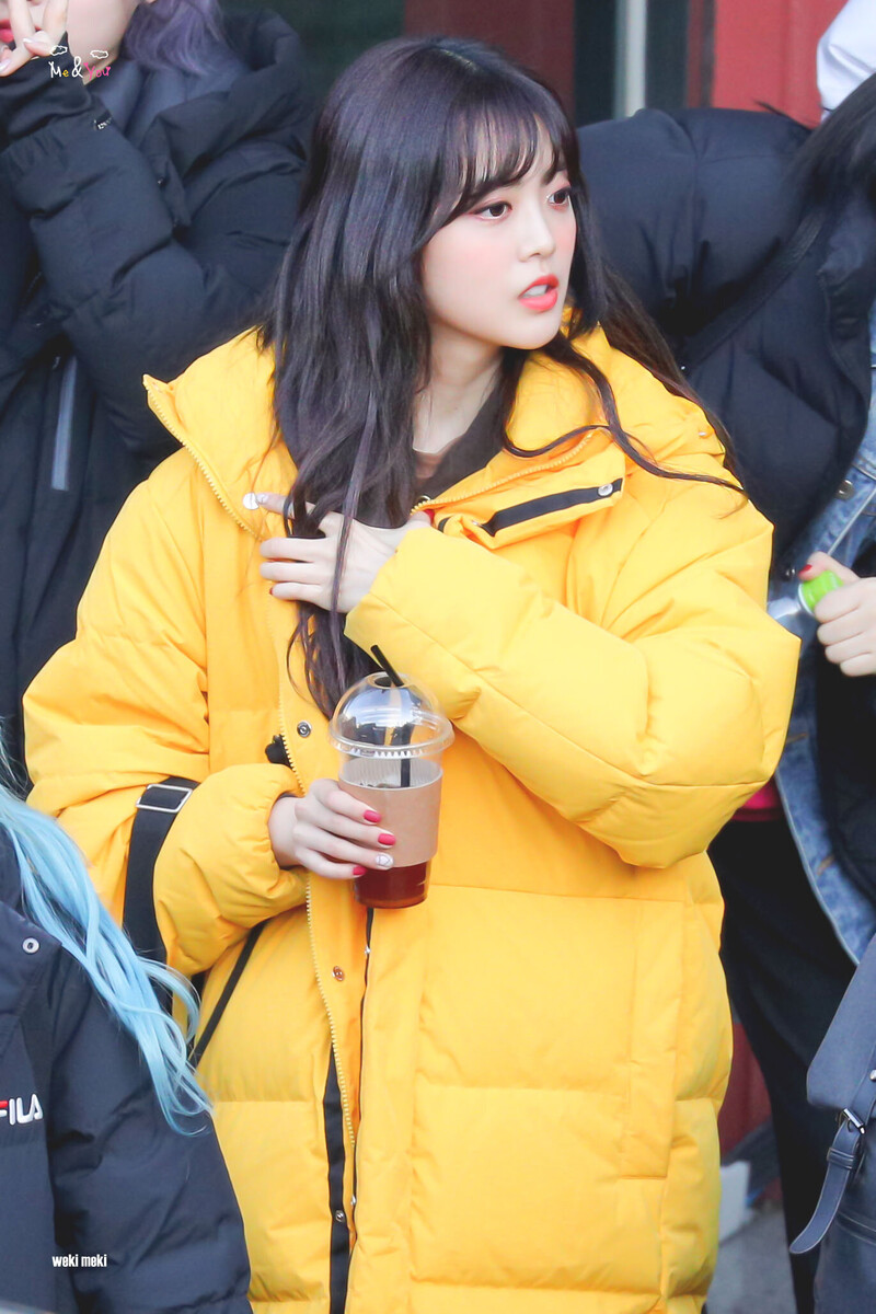 200223 Weki Meki Suyeon at Inkigayo documents 2