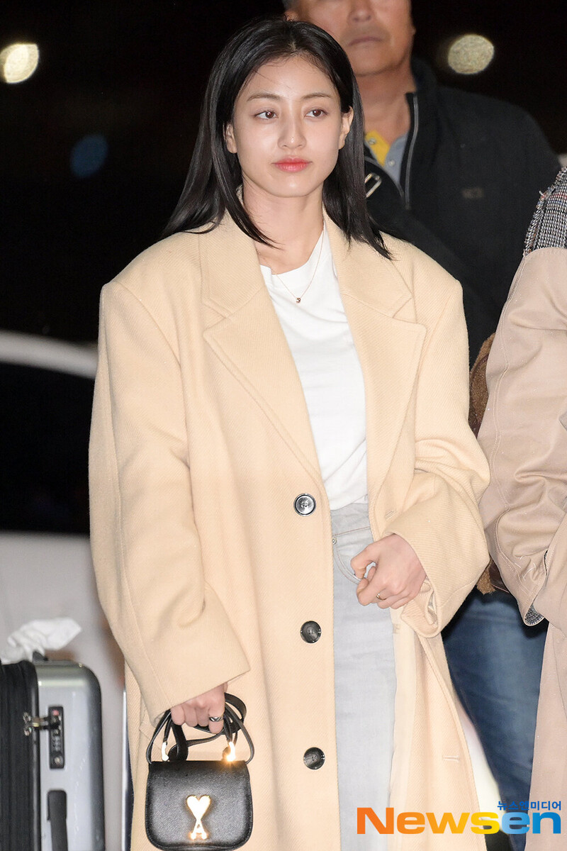 231215 TWICE Jihyo at Incheon International Airport documents 1