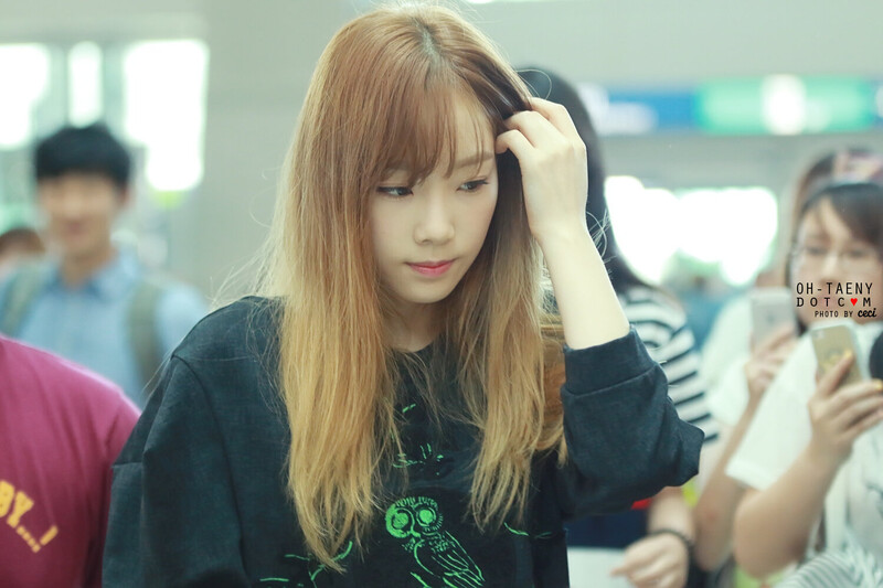 140802 Girls' Generation Taeyeon at Incheon & Hong Kong Airport documents 4