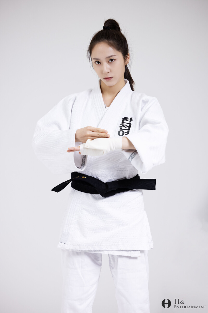 210730 H& Ent Naver Post - Krystal's 'Police University' documents 1