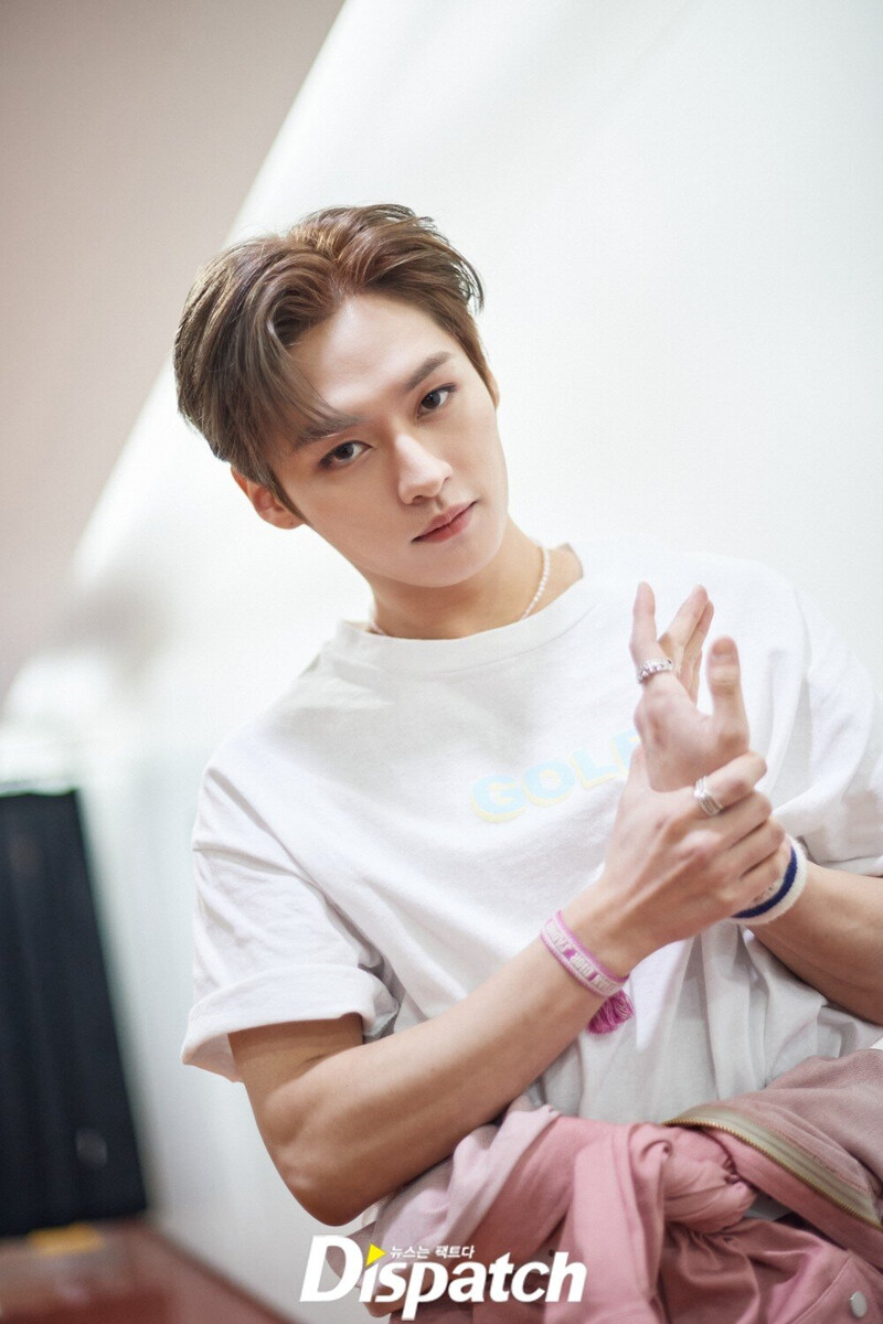 220214 LEE KNOW- SKZ '#LOVESTAY SKZ CHOCOLATE FACTORY' Photoshoot by DISPATCH documents 3