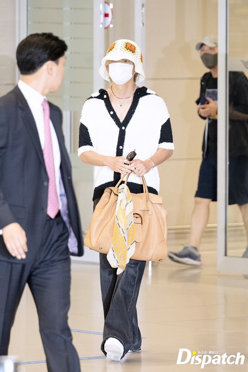 230609 BTS V at Incheon International Airport documents 6