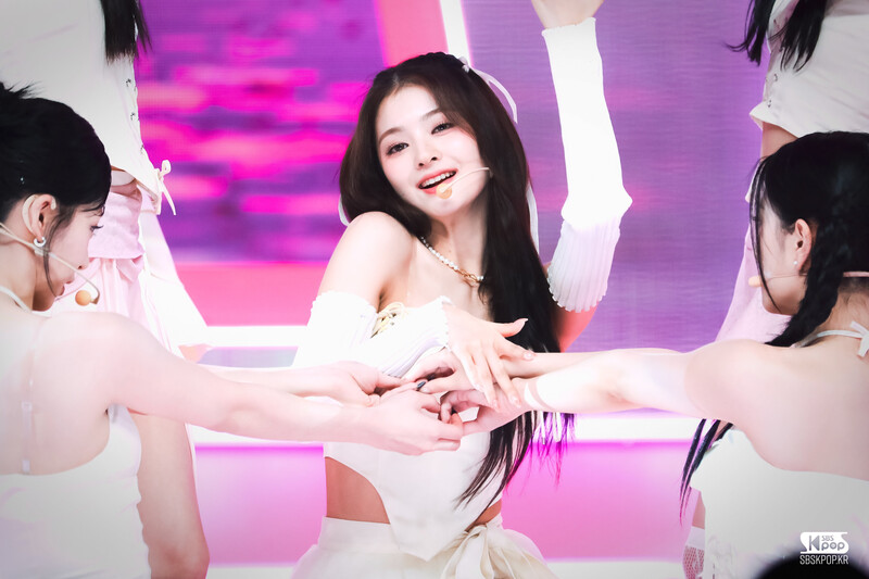 230611 fromis_9 Nagyung - ‘#menow’ at Inkigayo documents 3