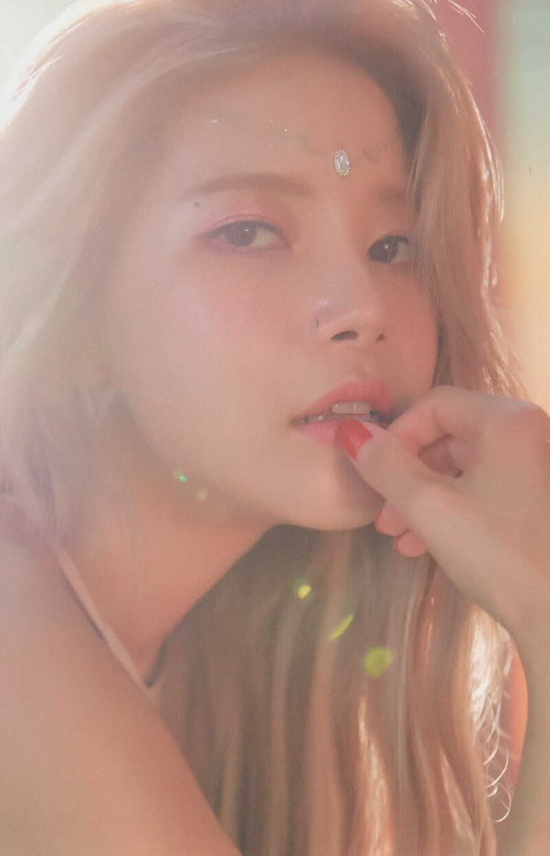 MAMAMOO 7th Mini Album 'Red Moon' [SCANS] documents 1