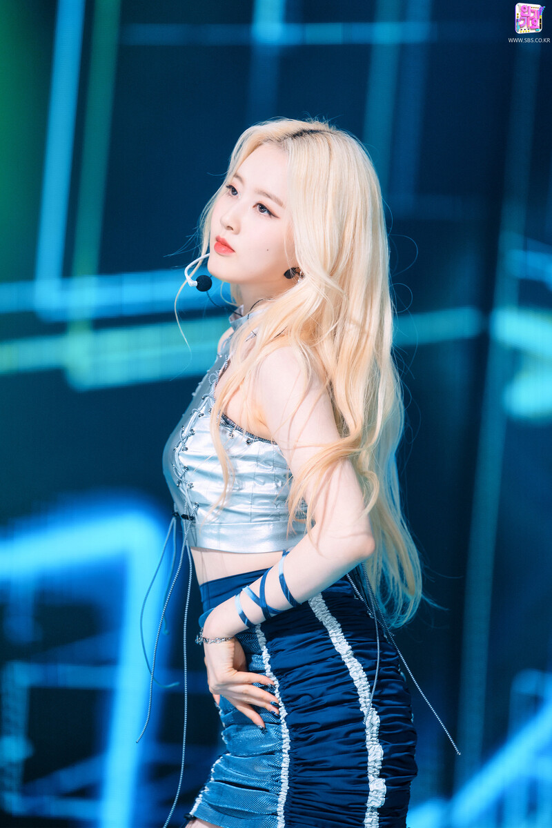 220306 STAYC Sieun - 'RUN2U' at Inkigayo documents 16