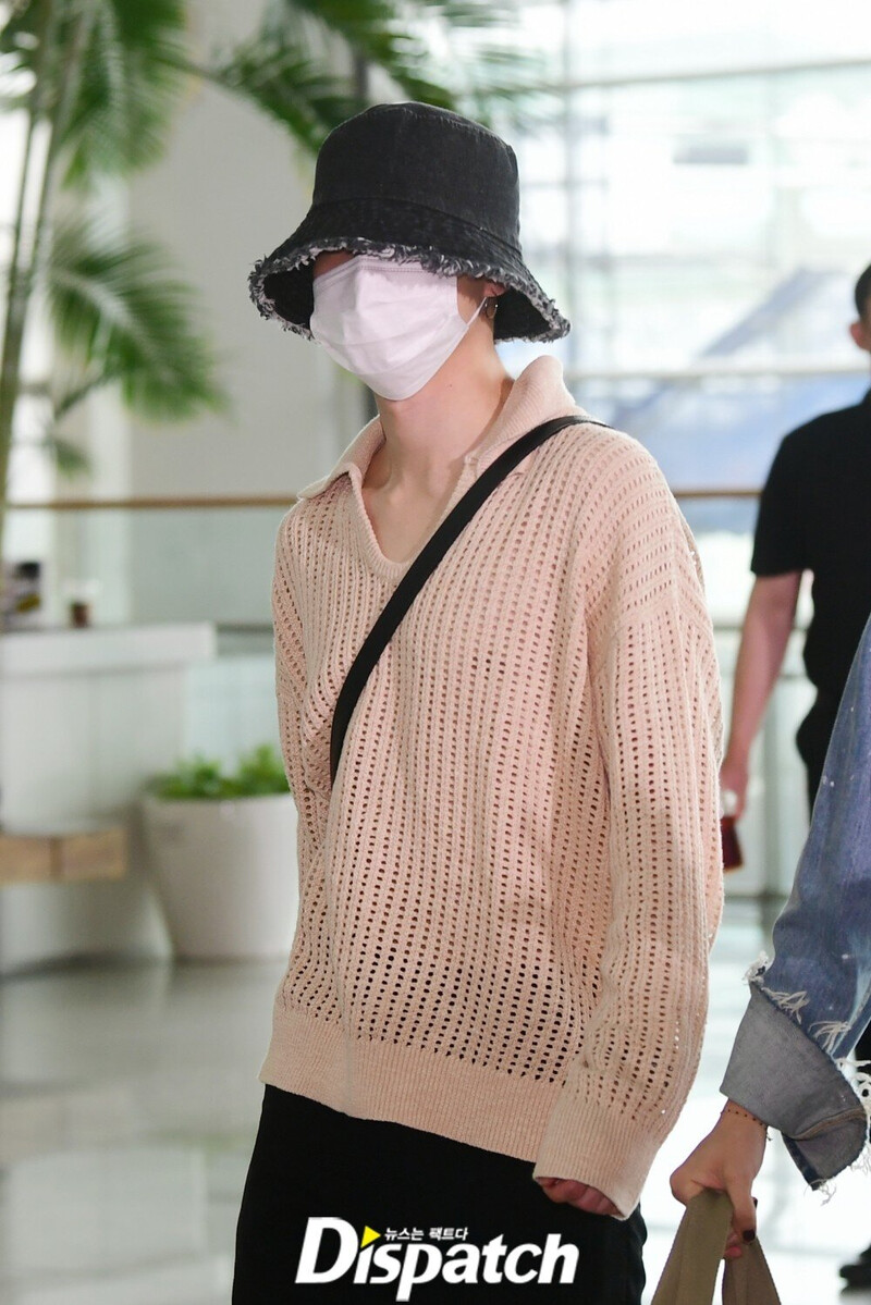 220528 BTS Jimin at Incheon International Airport Departing for the United States to Attend the White House Invitation documents 2