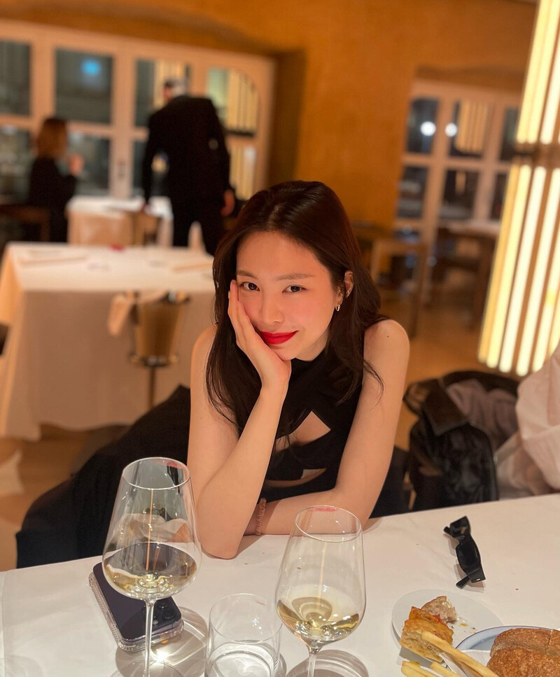 230306 Son Naeun Instagram Update documents 1