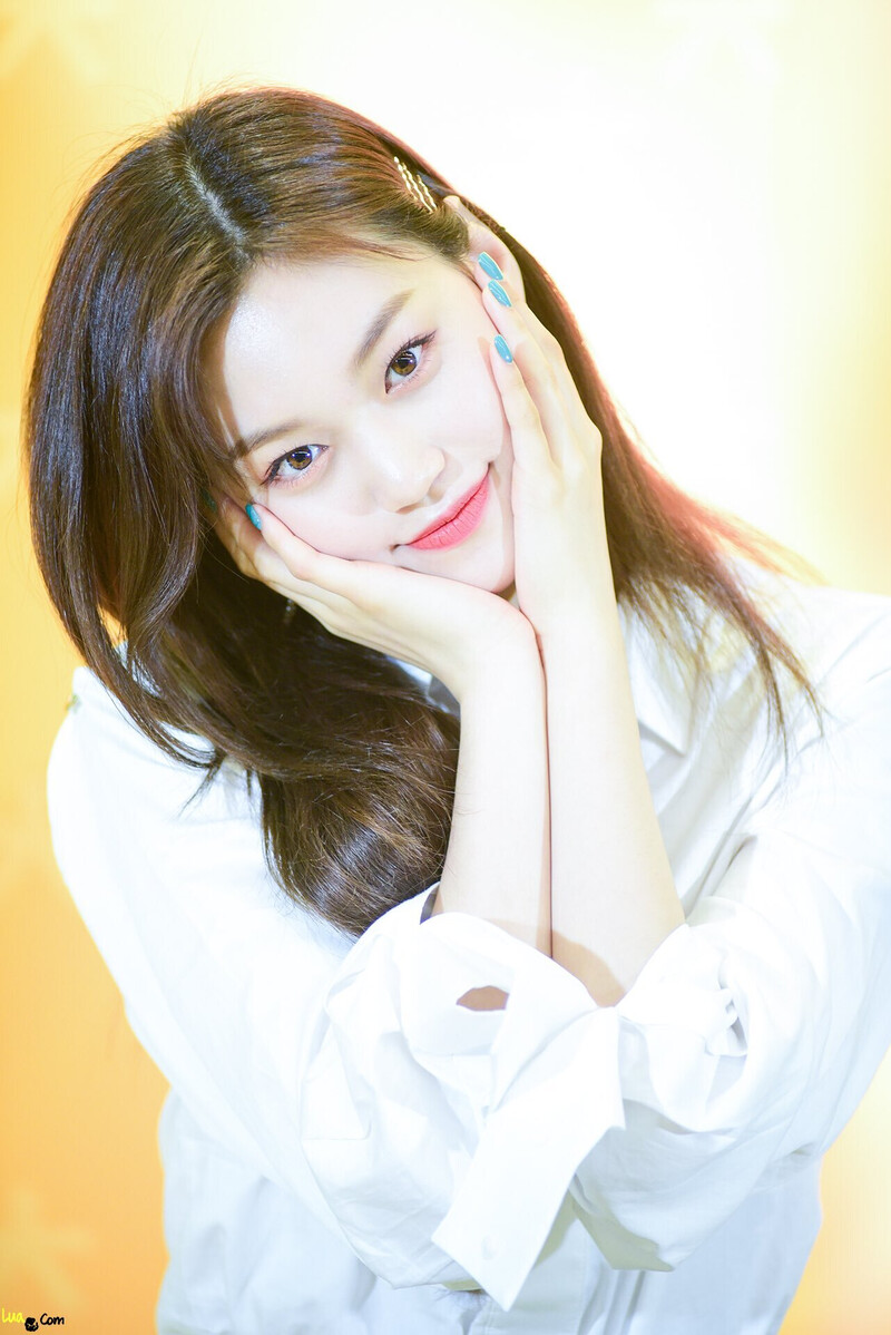 180427 Weki Meki Doyeon documents 3