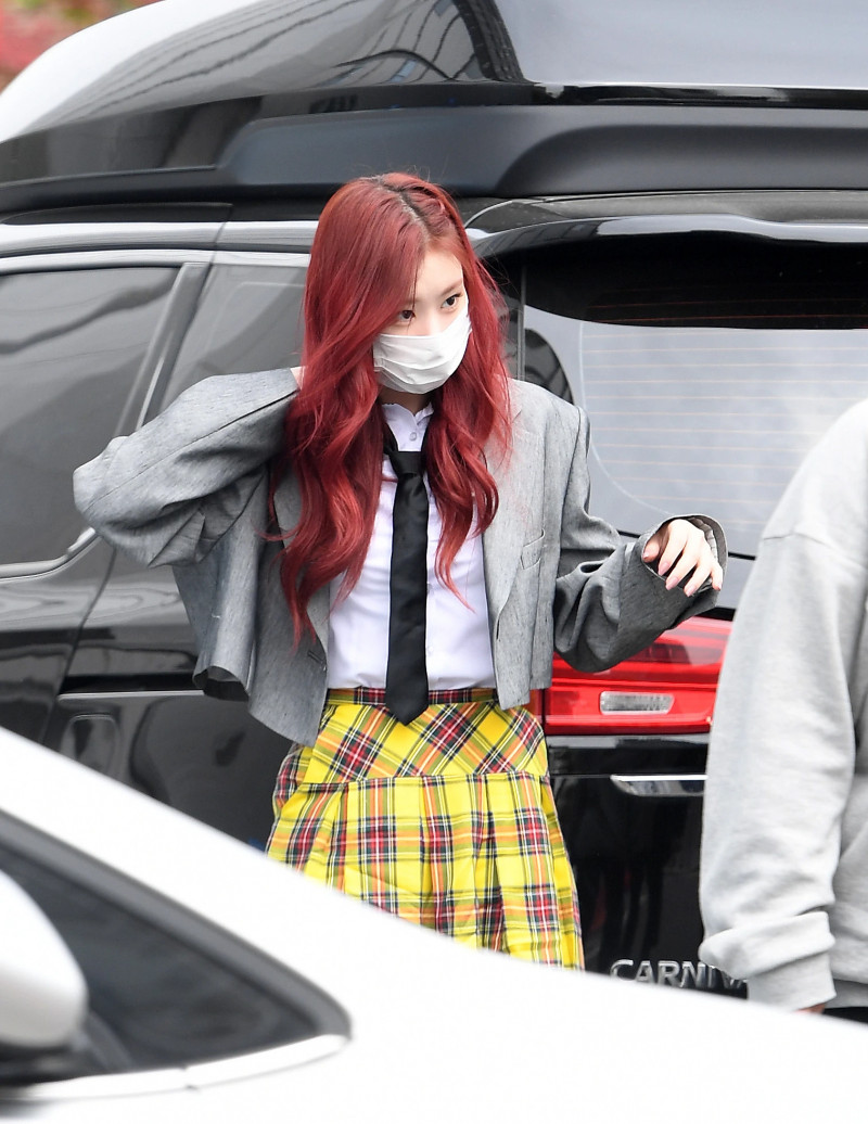 210422 ITZY Chaeryeong on the way to film Knowing Brothers documents 15