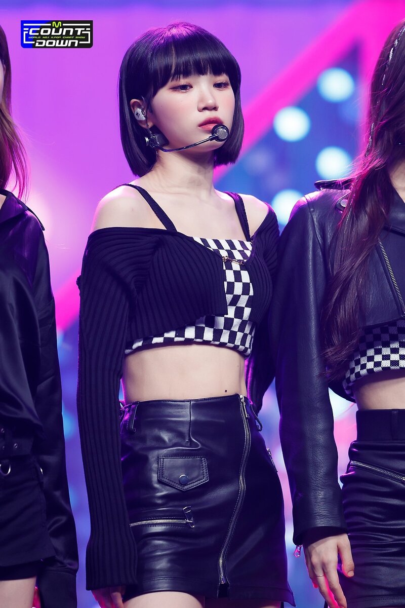 220505 LE SSERAFIM's Chaewon - 'Fearless' and 'Blue Flame' at M Countdown documents 10