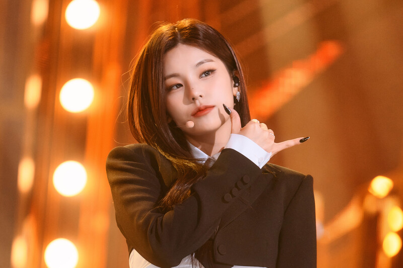 221204 ITZY Yeji - 'Cheshire' at Inkigayo documents 20