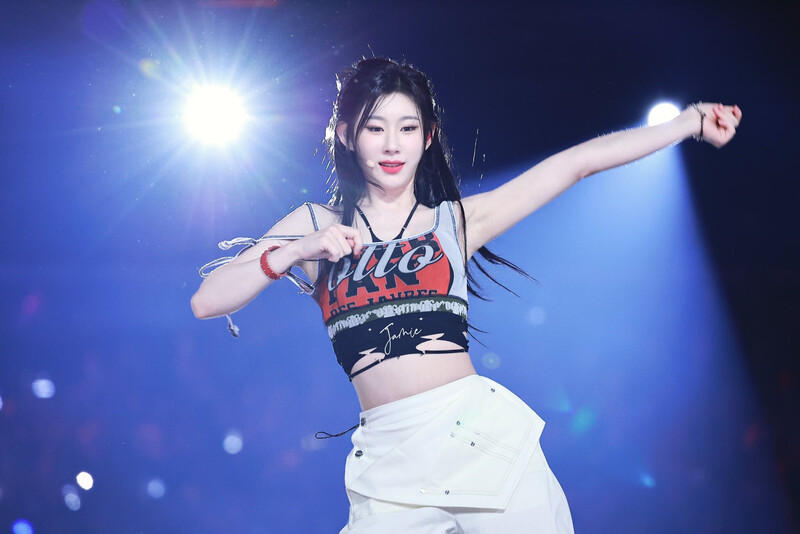 240602 ITZY Chaeryeong at K-Wave Concert Inkigayo documents 18