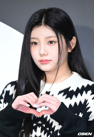 241211 Illit Wonhee at Snow Goose Pop-up store opening