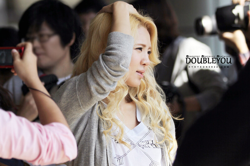 121003 Girls' Generation Hyoyeon at Gimpo Airport documents 5