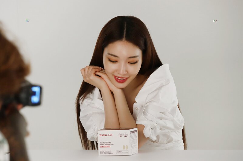 210917 MNH Naver Post - Chungha's WANNA LAB Commercial Shoot documents 10