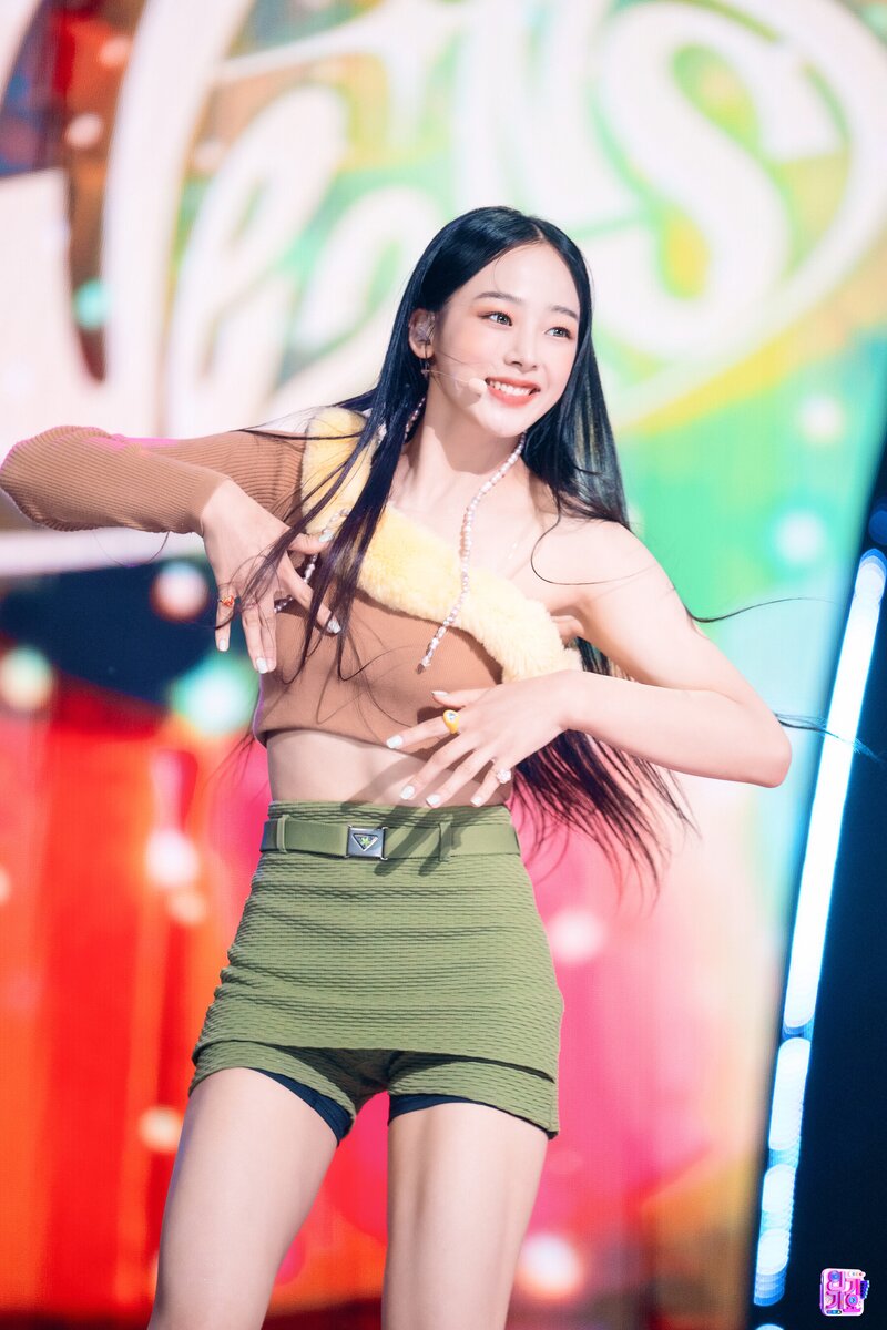 220821 NewJeans Minji - 'Attention' at Inkigayo documents 1