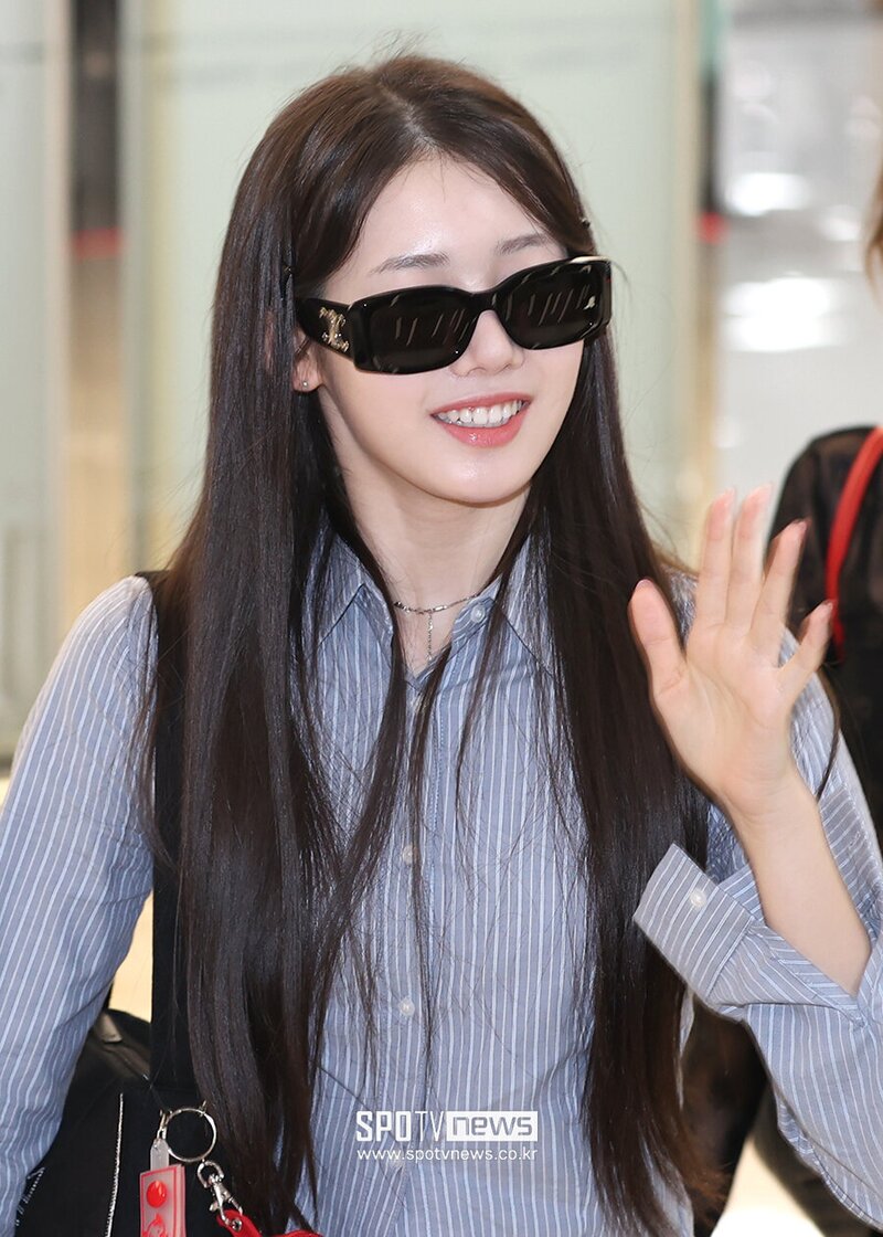 240521 BABYMONSTER Rora at Gimpo International Airport documents 1