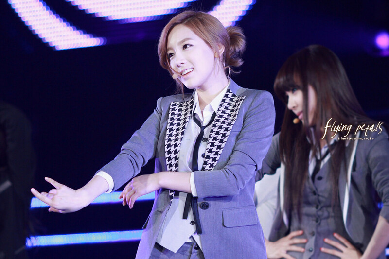 120125 Girls' Generation Taeyeon at Korean International Style Show documents 2