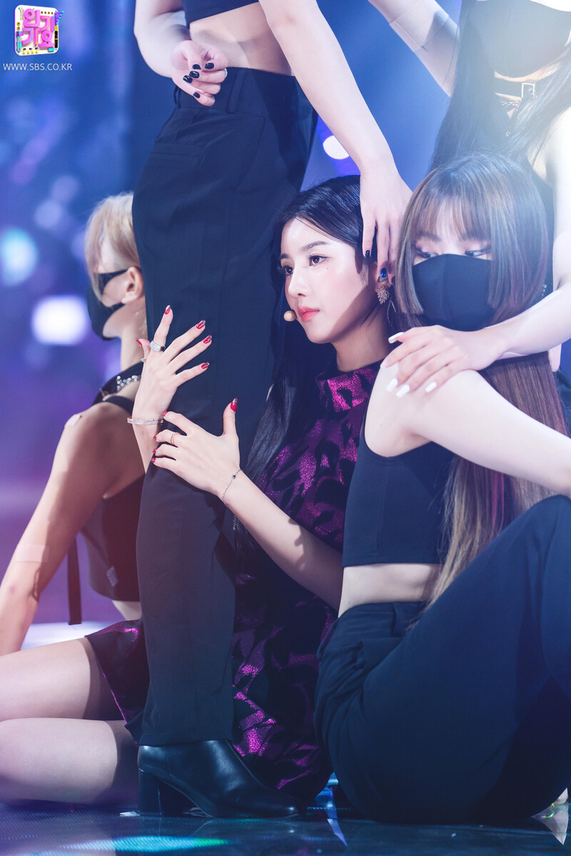 210912 Kwon Eunbi - 'Door' at Inkigayo documents 22