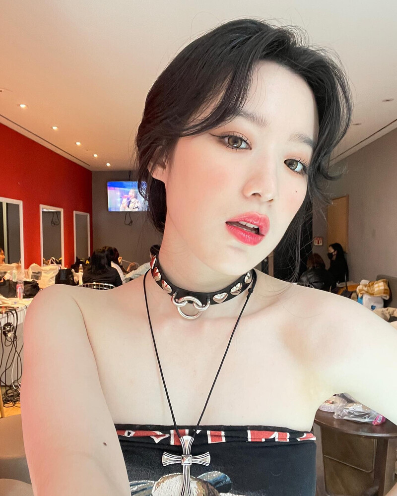 220401 (G)I-DLE Shuhua Instagram Update documents 3