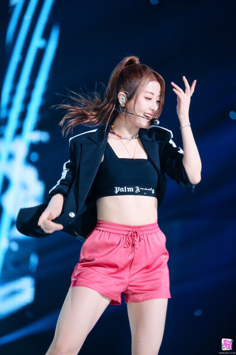 220515 LE SSERAFIM Yunjin - 'FEARLESS' at Inkigayo documents 10