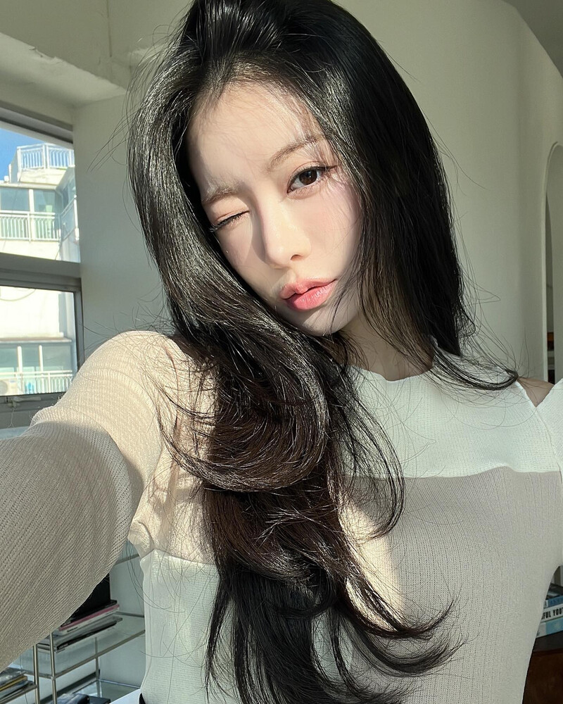 231115 - Yaebin Instagram Update documents 2