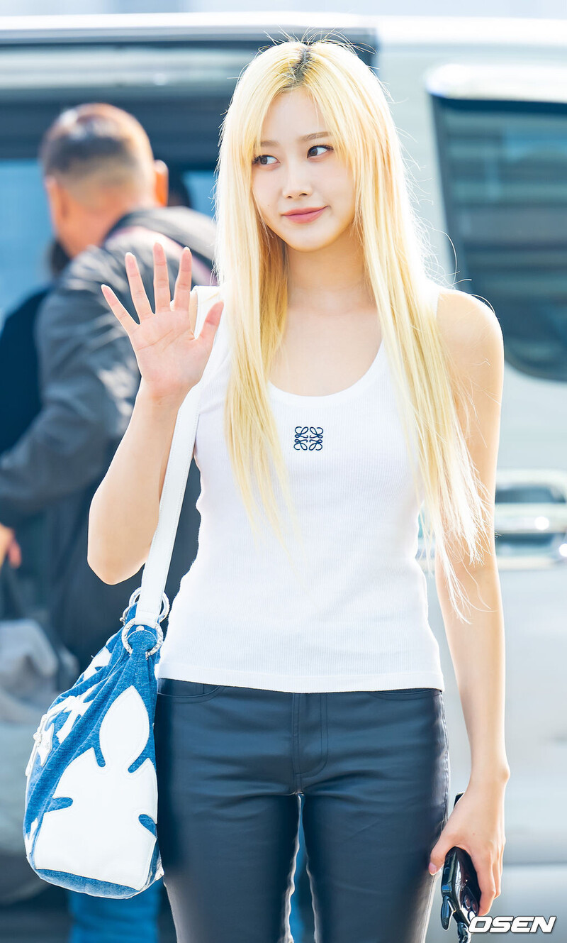 241011 aespa Giselle at Incheon International Airport documents 3