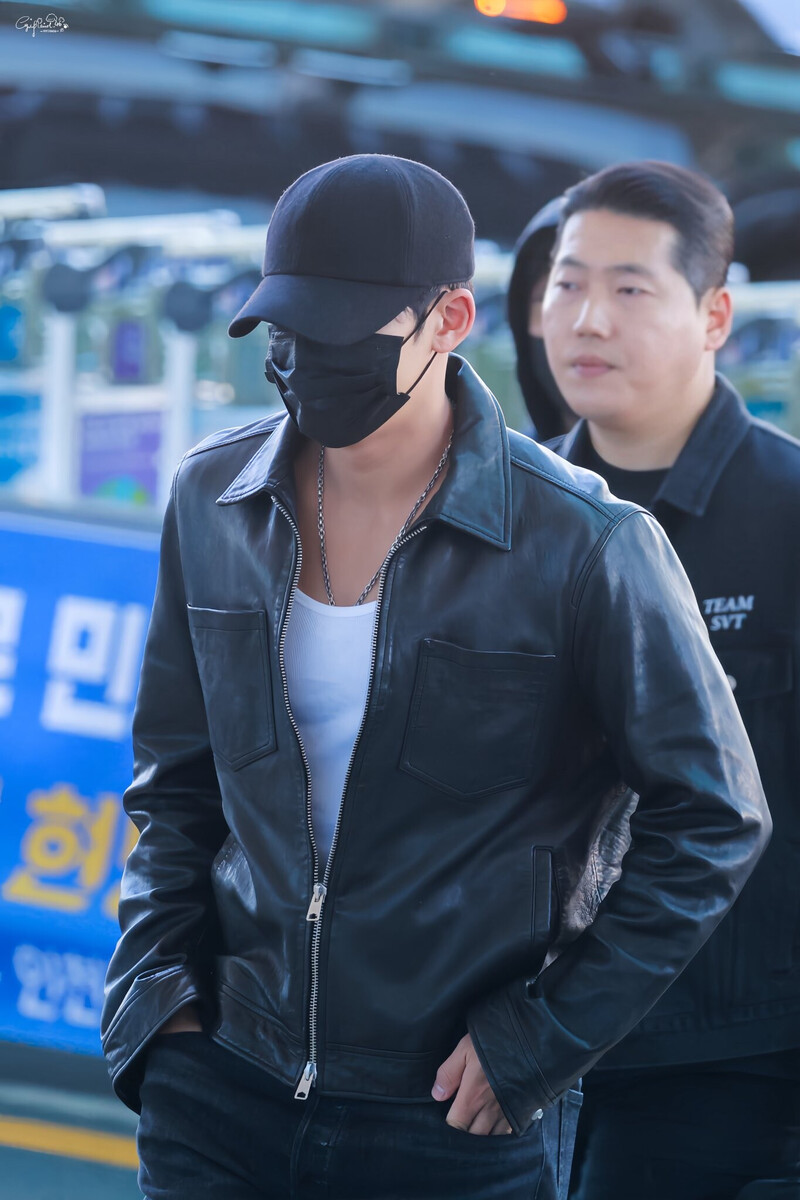 241020 SEVENTEEN Mingyu at Incheon International Airport documents 5