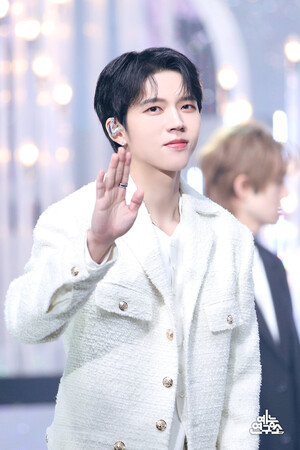 231207 - Naver Wohhyun Show! MusicCore behind photos