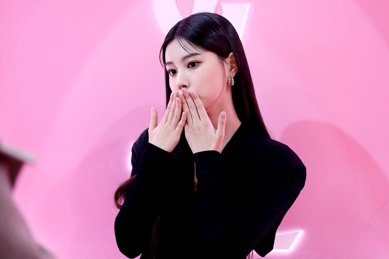 220212 8D Naver Post - Kang Hyewon - YSL Event Behind documents 3